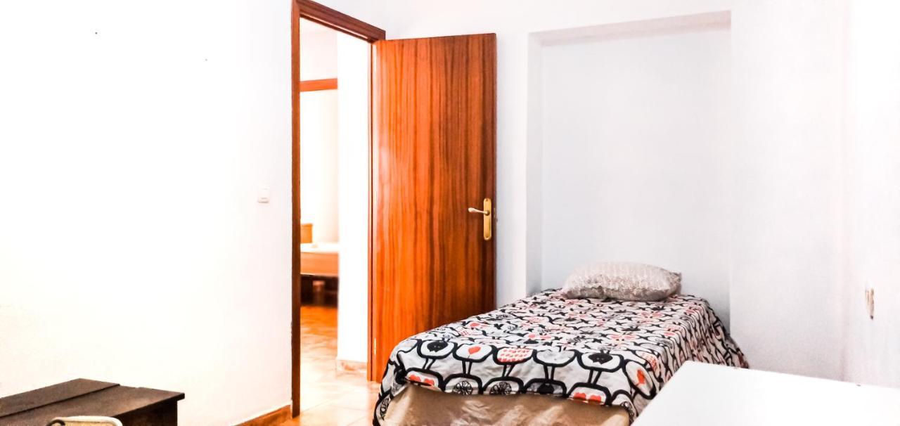 Room In Malaga Center, Homestay "Window To Road" - Habitacion En Apartamento, Ventana A La Careterra! Exterior foto